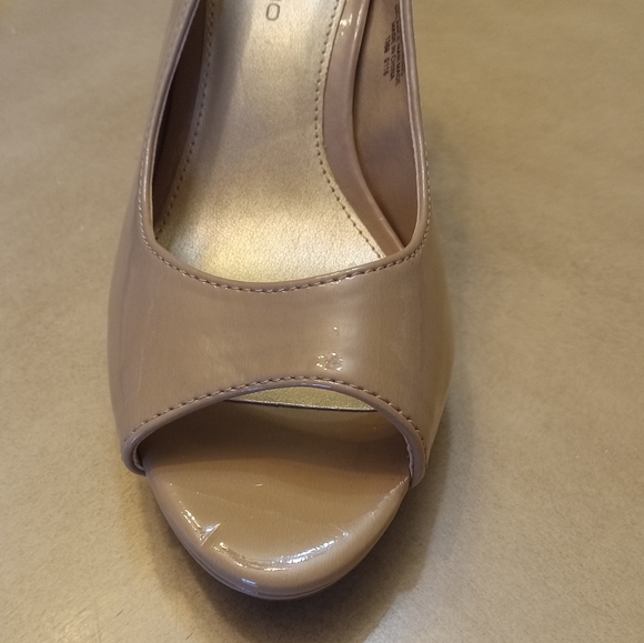 BANDOLINO Sling Back Peep Toe Dress Heels Shiny Patent Pumps Camel Tan-Beige 7 M - Picture 6 of 10